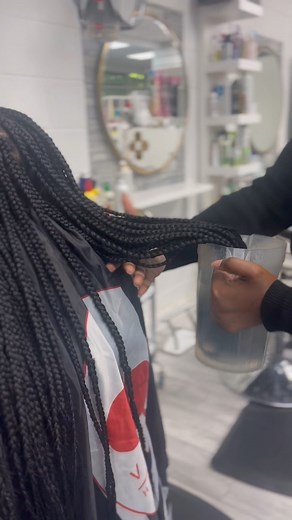 Dipping water sealant box braids in hot water helps to seal the ends of the braids, preventing fraying and unraveling. The heat causes the synthetic hair or extensions to melt slightly, creating a sealed tip that can withstand daily wear and tear. This added durability ensures that your box braids stay intact for a longer period. - - - #howto #braidertips #boxbraids #syntheticbraids | Debbie Schwartz | Facebook