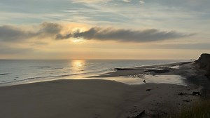 Good morning from West Runton. A beautiful start here again today. Look closely at the video and you can spot the sand martins darting in and out of the cliff. Have a great day everybody 🦣🦖🦞🦀🦈🦭🐦‍⬛☕️🫖🥪🥓🥤🍦🦄❤️ | West Runton Beach Cafe