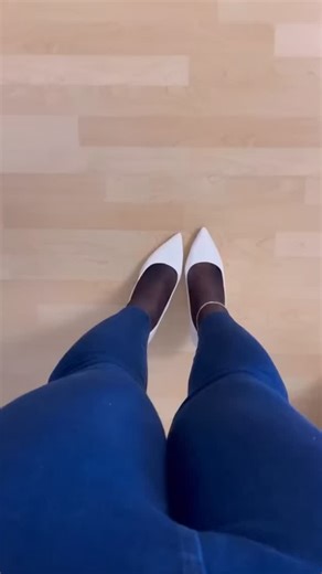 Pretty Feet on Instagram: "Feel The Best Sound 🫠 #prettyfeet#feet#soles#toes#hottoes#sexyfeet#pornfeet#lovefeet#feetloverseverywhere#feetmodels#barefeetfetish#summerfeet#lovelyfeet#lovelytoes @nicole.hal64"