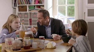 329K views · 1.4K reactions | Quand un publicitaire parle à ses enfants comme au boulot, ça donne une publicité plutôt cocasse pour Stratégies ! | Dans Ta Pub | Facebook