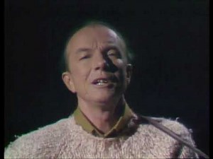 Pete Seeger – ‘Waist Deep in the Big Muddy’ (Live on The Smothers Brothers Comedy Hour, 1968)