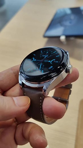 Say hello to the world's FIRST attachable magnetic design that fuses earbuds and watch, doubling your fun and convenience! HUAWEI's cutting-edge magnetic array lets you effortlessly attach and remove the earbuds from the watch cover at any angle. No force is required! Breeze through your day with Huawei's ultra-light 4g earbuds, compatible with either ear because of the adaptive identification technology! You can switch left and right and enjoy unrivaled comfort. You can also immerse yourself in