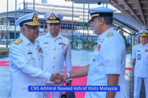 🇵🇰⚓ 𝑪𝑵𝑺 𝑨𝒅𝒎𝒊𝒓𝒂𝒍 𝑵𝒂𝒗𝒆𝒆𝒅 𝑨𝒔𝒉𝒓𝒂𝒇 𝑽𝒊𝒔𝒊𝒕𝒔 𝑴𝒂𝒍𝒂𝒚𝒔𝒊𝒂 Chief of the Naval Staff Admiral Naveed Ashraf undertook an official visit to Malaysia, reinforcing Pakistan Navy’s commitment to maritime security cooperation and naval diplomacy. He called on Royal Malaysian Navy leadership, was accorded a Guard of Honour, and discussed enhanced operational collaboration, capacity building, and joint responses to maritime challenges. Admiral Naveed highlighted Pakistan Navy’s r