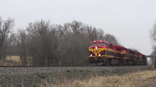 【通用电气最环保最高效的内燃机车来啦！】堪萨斯南部铁路公司的ET44AC型内燃机车牵引重载列车视频