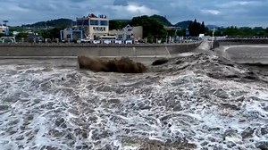 Spectacular tidal bore on Qiantang River amazes viewers