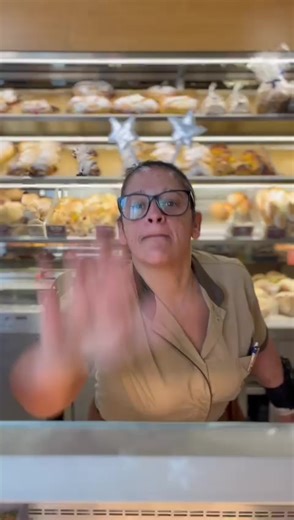 A vida é curta demais para passares o dia 31 na cozinha. ⏳🥂 E a boa notícia é que nem precisas de bater no balcão para saberes o que é bom 😜 Temos opções incríveis para todos os gostos: 🍰 Cheesecakes de sonho: Lotus, Oreo, Caramelo Salgado, Frutos Vermelhos... 🥮 Semifrios (Red Velvet, Limão) e Tartes de Fruta ou Noz. 🎂 Bolos Decorados 👑 Os Clássicos Obrigatórios: Bolo Rei (Tradicional, Escangalhado ou com Chocolate!) 🍯 Pão de Ló fofinho ou o húmido tipo Ovar. ✨E muito mais… Vem buscar a t