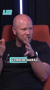 Vedátor: "Niektorí konšpirátori veria, že vtáky sú drony, ktoré sa dobíjajú na drôtoch"⁠