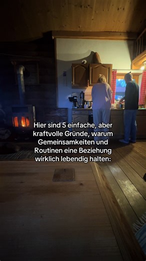 1. Sie schaffen Verbindung im Alltag. Gemeinsamkeiten sind wie kleine Brücken zwischen zwei Welten. Wenn ihr ähnliche Werte, Interessen oder Visionen teilt, fühlt sich Nähe natürlicher an. Man muss sich nicht ständig erklären. Man versteht sich. Und genau dieses Gefühl von „Wir sind im selben Boot“ stärkt das Fundament. 2. Routinen geben Sicherheit und Vertrauen. Regelmäßige Rituale – ein gemeinsamer Spaziergang, Kochen, ein fester Abend nur für euch, das morgendliche Gespräch – geben Halt. In e