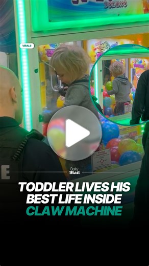 Toddler lives his best life inside claw machine