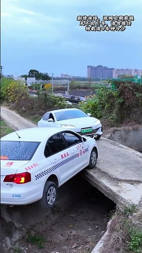 When Two Cars Met On A Narrow Road, They Did Something Like This...