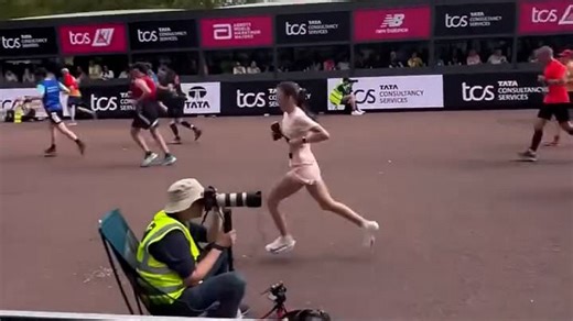 Ex-runner Paula Radcliffe cheers daughter Isla at London Marathon