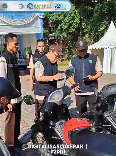 Hari ini, Pemerintah Kabupaten Lamongan melaksanakan *Apel Kendaraan Dinas* yang dilanjutkan dengan pembayaran Pajak Kendaraan Bermotor (PKB) di halaman Pemda Lamongan sebagai wujud komitmen dalam meningkatkan kepatuhan administrasi dan pengelolaan aset daerah. Melalui kepatuhan membayar pajak kendaraan tepat waktu, pemerintah memberikan teladan sekaligus mendukung optimalisasi Pendapatan Asli Daerah (PAD). Langkah ini juga menjadi bagian dari implementasi *Percepatan dan Perluasan Digitalisasi 