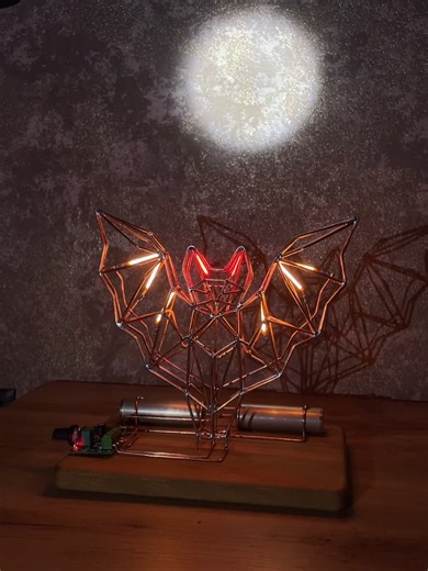 Світильник «Летюча миша». Атмосферне тепле LED світло. Повністю ручна робота. Виготовлено з мідного дроту. Ідеально для подарунка або стильного декору. В наявності. Можливе Виготовлення під замовлення за вашими ідеями. #loft #handmade #освітленняпіслякератину #своїмируками #освітлення