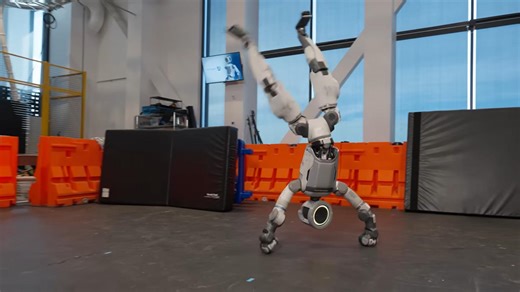 Il robot Atlas, di Boston Dynamics, riesce a fare la ruota e un salto mortale all'indietro