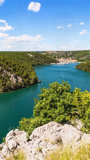 This week on the Travel with Rick Steves radio show: Amsterdam's museums offer something for everyone, from art lovers to cat enthusiasts. Two Dutch tour guides help us get the picture on what's new on the city's exhibit scene. Then a Blue Badge guide lets us in on where to go in London to see the exciting ways the venerable city is reinventing itself. And a journalist delves into the inexact science of borders and ponders the complicated relationship between physical geography and national iden