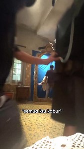 Syuting ga stress, karena pemainnya dikerjain mulu pas lg on cam 🤣 Ini versi yg un cut pas ngerjain Oka gendong Luna 😂😂 Ah jadi kangen sama mereka semua 💙😄 | Baim Wong