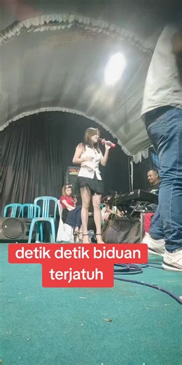Detik Detik Biduan Terjatuh dalam Live Streaming
