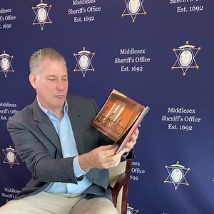 Sheriff Koutoujian read “The Fantastic Flying Books of Mr. Morris Lessmore” by William Joyce to Mrs. Jussaume’s 4th Grade class today. This was part of the Norman E. Day Elementary School’s 2021 Reading and Writing Celebration. 📚📖 | Middlesex Sheriff's Office