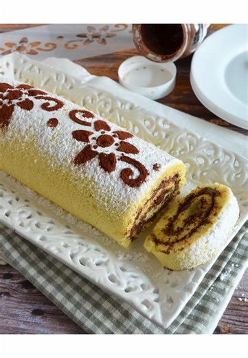 Questo non è un semplice rotolo… è una nuvola ripiena di Nutella 🤎✨ Sofficissimo, super morbido, senza crepe e con un cuore cremoso che si scioglie al primo morso… impossibile resistere! . 📝 Ingredienti: • 4 uova • 120 g di zucchero • 30 g di amido di mais • 60 g di farina • Vaniglia • Nutella q.b. • Zucchero a velo 👩🏻‍🍳 Separa i tuorli dagli albumi e monta questi ultimi con 100 g di zucchero. Mescola i tuorli con il restante zucchero e unisci delicatamente agli albumi ben montati. Aggiungi