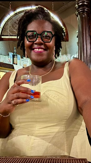 🍹If you're looking for a fun cocktail-making experience in New Orleans, you definitely need to hit up @drinklabnola. This was honestly one of the best cocktail making classes that I've attended. I laughed and learned so much, met some new friends (Hey @malikontv!) and made some really delicious drinks! I even found a new way to experience tequila shots. 😜 Y'all definitely need to go check this out. Thanks for hosting me Drink Lab! PS: If you leave your phone up, your friends will take videos o