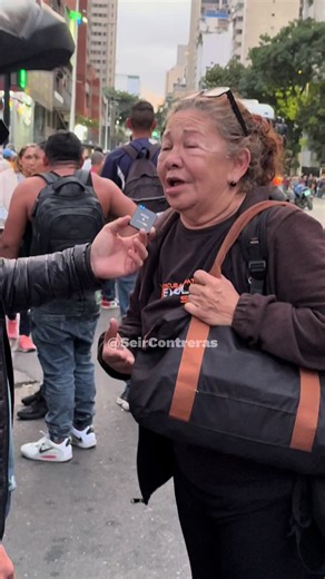 “Estaba orando el Salmo 91. Me cayó una pared al lado y no me tocó, gracias a mi Dios”: Luz Marina Guerrero Costa, habitante de Catia, Caracas, afirma que muchas personas quedaron atrapadas bajo los escombros tras el terremoto de este miércoles 24 de junio.
