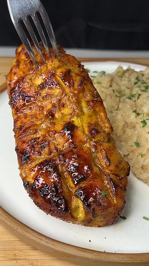 PECHUGAS AL HORNO: Súper Jugosas y Llenas de Sabor! Un acompañamiento muy especial 🤩 • El pollo es de esos ingredientes súper nobles que quedan bien casi de cualquier manera… hay muchas formas de hacerlo, y a mi me gusta experimentar todas! Esta vez fui con un pollo tipo de Medio Oriente, con una marinada llena de sabor y al horno! El Yogur es muy utilizado en estas preparaciones, ya que es fundamental para lograr una pechuga jugosa y tierna. Y en este caso recomiendo el Yogur Sabor Natural de