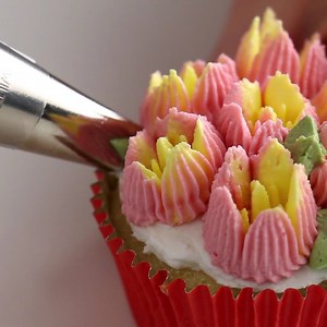 44K views · 1.8K reactions | I'm playing with these Russian Piping Tips so that you don't have to -- but you TOTALLY should!!  | The Icing Artist | Facebook