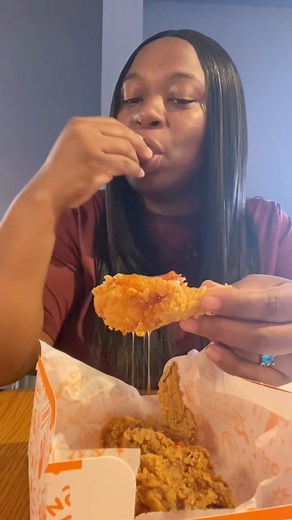 1.7K views · 1.3K reactions | The best way to eat Popeyes chicken #foodreels #milwaukeefoodie #foodreview #mukbang #eating #tasting #Popeyes #chicken #popeyeschicken #friedchicken | Unapologetically Jae | Facebook