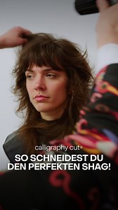 Der perfekte Mix aus Shag & Wolfcut! 🔥 @carolinehairoutlaw zeigt Schritt für Schritt, wie sie diesem Look mit dem Calligraphen Struktur, Bewegung und Leichtigkeit verleiht. Das Ergebnis? Ein moderner, lebendiger Haarschnitt mit maximaler Dynamik! Und jetzt seid ihr dran! Passend dazu lautet das Thema unseres Calligraphista of the Month Wettbewerbs: Stylisher Shag! 🎉 Lass dich inspirieren und zeig uns deine Shag-Interpretation mit dem Calligraphen mit #calligraphista – zu gewinnen gibt’s einen 