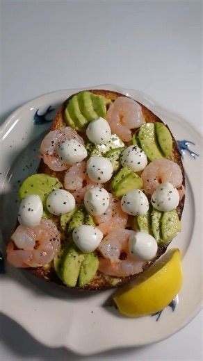 Round open sandwiches with shrimp, avocado, and mozzarella made with a 3D printer #shorts