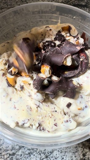 Pretzel Stracciatella Ice Cream 🍦🥨🍫