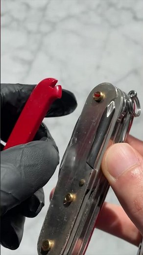 How to remove the scales from a Swiss Army knife