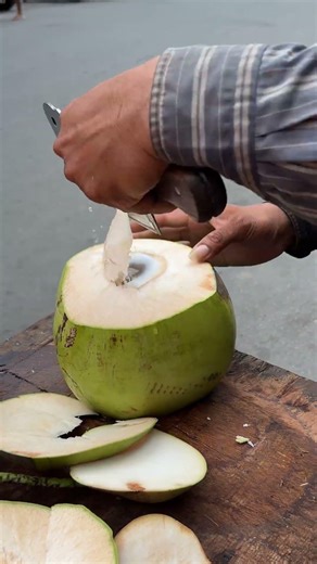 Green coconut cutting skill! #shorts #streetfood #fruit #viral #coconut #explore #satisfying
