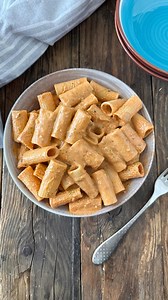 Pasta alle 3 P ✨ Pomodoro, Panna e Pesto di basilico Per un primo piatto super cremoso che si prepara in 10 minuti Ingredienti 320 g pasta 350 passata di pomodoro 200 g panna da cucina 150 g pesto di basilico 1/2 cipolla Sale, pepe Olio extra vergine d’oliva Rosolare la cipolla tritata in padella con poco olio, aggiungere la passata di pomodoro, sale e pepe e cuocere per circa 10 minuti. Aggiungere la panna, il pesto di basilico e mescolare. Scolare la pasta al dente e mescolarla nel condimento.