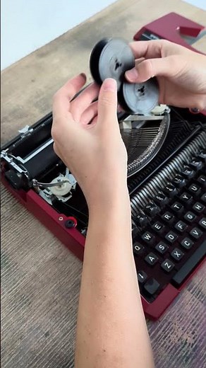 Tony's Typewriters - changing ribbon on manual and portable typewriter