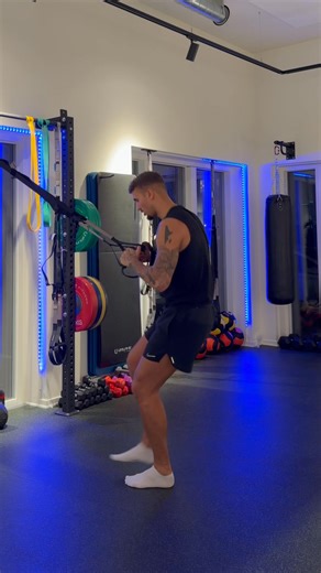 Styrketræning er essentielt for en sund og stærk krop, men hvad er meningen med en stærk krop, hvis du ikke kan bruge den funktionelt i din hverdag? Uden bevægelse og mobilitet kan kroppen hurtigt blive stiv og begrænset, selvom du er stærk. Kombinér din styrke med smidighed, så du får en krop der både kan løfte og bevæge sig frit 🔥 Hop ind på Bodybybas.net og book dig ind på et hold, som passer i din hverdag🦾 Let’s get it people🫶🏽💪🏽 | Anton Basbas