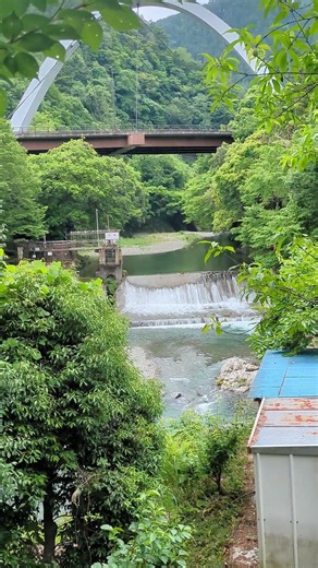 秋川渓谷を綺麗に見せる橋と堰と言う2つの人口物が景色を作る