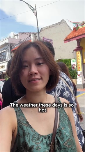 It’s so hot we could fry an egg in the car 🍳… and yep, someone’s lip balm actually melted 🫠 Why? ‘Cause we pack it with rich cocoa butter — dreamy for lips, not so great in a hot car 💋 #lipscarpenter #naturallipbalm #naturalingredients💯 #lipbalmmalaysia #localbrandmalaysia #malaysiaweather #kl #selangor #malaysia #cleanbeauty #explore #fyp