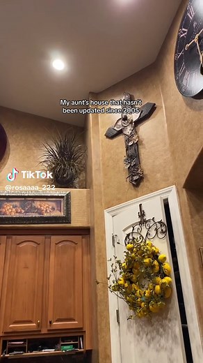 A true time capsule 🍂🍅🐓🥐🍷🕯️ #tuscankitchen #dontknowwhy #2005 #2000s #tuscan #fyp #warm #cozy #warmandcozy #freshbakedcookies #safepalce #throwback