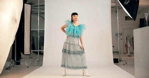 clip-4002220957-bts-face-photoshoot-asian-woman-on-set