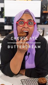 My super easy chocolate buttercream recipe is ideal, the key is in whipping your butter! Chocolate buttercream by @fehmz 250g butter, soft 450g icing sugar (powdered sugar) 50g dark cocoa 1 cup chocolate (melted) 2-3 tblsp milk Pinch of coffee (optional) Add your butter (real butter!) to your bowl and whisk until it turns pale. Sift the icing sugar and cocoa powder. Add the melted chocolate and milk to your butter as well as the icing sugar mixture and continue whipping until fully combined. Tha