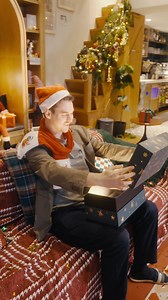 Boom! Christmas magic just exploded, and the holiday decorations are ready to shine with UGREEN Uno CHARGER!" ✨ Power up your festive vibes with UGREEN. After all, even Santa needs the right energy to deliver those gifts! 🔋🎁 #UGREEN #UGREENSharedMoments #Christmas #UGREENUno #iphonecharger | Ugreen