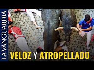 El quinto encierro de los Sanfermines deja 13 heridos, uno de ellos con una cornada en la cara