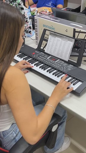 ¡Transforma tu práctica musical con el Piano Electrónico BD Music de 61 teclas! 🎹✨ 🎶 100 ritmos y 100 tonos para que no te falte variedad 🎤 Incluye mini micrófono para que cantes mientras tocas 🔌 Fácil de conectar con entrada USB y auxiliar 👶 Perfecto para todas las edades: ¡Ideal para niños y principiantes! Envíos a todo el país 🔥 🛒Compra fácil y rápido en 💻https://solucionesinformaticascali.com/📲 🤔¿Tienes alguna inquietud? 💬¡Déjala en los comentarios o por DM y de una te respondemos