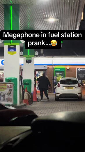 Part 1 of megaphone prank… 2 different petrol stations we get the same girl at bless her 😂 part 2 coming #megaphone #fuel #gas #bp #prankster #prankwars #pranks #sheffield #pranks #rea | Mitchyandmatty