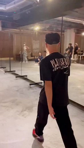 @dev.ajm and @trevortakemoto Singapore tour in 9 seconds! #jamrepublic #recognizestudios #jragency #singapore
