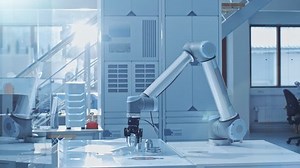 Dans l'usine de génie de l'industrie robotique brillante, Robot Arm ramasse le composant métallique le déplace en place. Technologie industrielle de pointe utilisant l'apprentissage automatique moderne, l'extraction de données