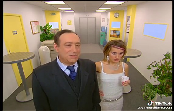 La visite au bureau : humour et ironie au Caméra Café