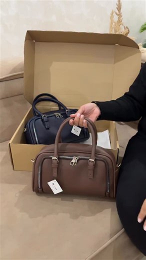 Baboux on Instagram: "🎙️il est disponible en stock le sac london💎 🌐Commander sur notre site : baboux.com 🚚livraison partout au maroc 💰paiement à la livraison 👜 - 8 couleurs disponibles qui complète tout vos look - cuir synthétique de haute qualité - intérieur spacieux pour un rangement efficace - Fermeture éclair sécuriser - bandoulière ajustable - se porte à la main ou à l’épaule - idéale pour toute les occasions"