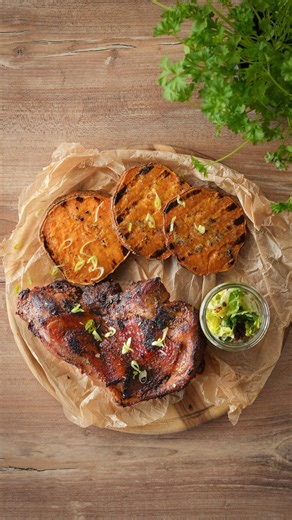 We love Geflügel! on Instagram: "😍🍗 Butterfly Putenkeule – Grill it like a Pro! 😋 Zeit für den XXL-Grillmoment! Diese Butterfly Putenkeule wird aufgeklappt, mariniert und direkt auf dem Rost zur Geschmacksexplosion. Außen schön knusprig, innen saftig – genau das, was dein Grill-Sommer braucht! Ob BBQ mit Crew oder Sonntagsbrunch im Garten: Dieses Teil liefert big flavour und echte Highlight-Vibes. 🔥 Ihr braucht für 4 Personen: 2 Putenunterkeulen, 8 EL BBQ-Rub (nach Wahl), 2 große Süßkartoff